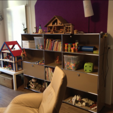 Étagère avec des livres et des jouets