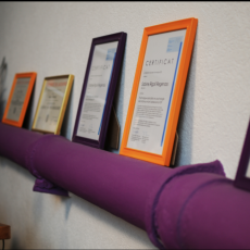 Plusieurs cardres avec des diplômes